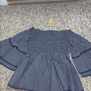 American Eagle off the shoulders shirt